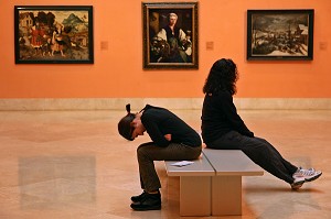 JEUNES FEMMES PENSIVES DANS UNE DES 18 SALLES D'EXPOSITION DU MUSEE (MUSEO) DES BEAUX ART THYSSEN-BORNEMISZA, MADRID, ESPAGNE 