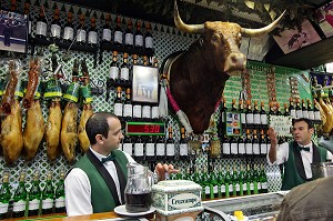 VINS ET TAPAS, SPECIALITES ESPAGNOLS AU CAFE RESTAURANT LA TORRE DES ORO, CAFE CONSACRE AUX ARTS ET PRATIQUES DE LA TAUROMACHIE, PLAZA MAYOR, MADRID, ESPAGNE 