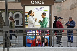 SCENE DE VIE DEVANT LA LOTERIE 'ONCE' ET LA BOUCHE DE METRO LATINA, QUARTIER LATINA, MADRID, ESPAGNE 