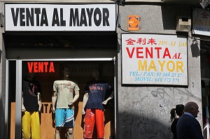 BOUTIQUE D'IMPORTATION DE VETEMENT ET PRODUITS CHINOIS (CHINE), QUARTIER DE LA LATINA, MADRID, ESPAGNE 