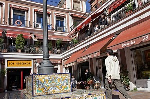 ANTIQUITES ET GALERIE D'ART, PLAZA GENERAL VARA DEL REY, QUARTIER LATINA, MADRID, ESPAGNE 