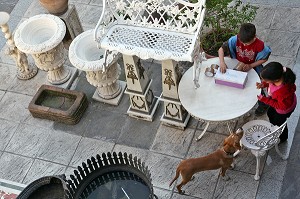 PATIO DES GALERIAS PIQUER (ANTIQUAIRES), CALLE RIBERA DE CURTIDORES, QUARTIER LATINA, MADRID, ESPAGNE 