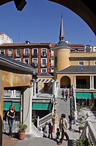 PATIO DES GALERIAS PIQUER (ANTIQUAIRES), CALLE RIBERA DE CURTIDORES, QUARTIER LATINA, MADRID, ESPAGNE 