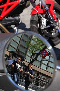 RETROVISEUR D'UNE MOTO DEVANT LA STATION DE METRO LATINA, QUARTIER LATINA, MADRID, ESPAGNE 