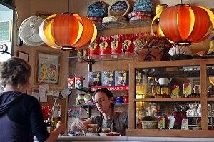 SERVEUSES DEVANT LE COMPTOIR DU CAFE LE DELIC, SPECIALITES DE PATISSERIES MAISON, PLAZA (PLACE) DE LA PAJA, MADRID, ESPAGNE 