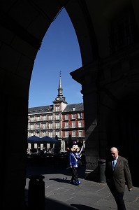 FACADE PEINTE DE LA PANADERIA SOUS LES ARCADES DE LA PLAZA MAYOR, MADRID, ESPAGNE 