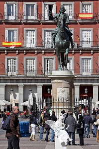 TOURISTES DEVANT LA STATUE EQUESTRE DE PHILIPPE III (FELIPE III), PLAZA MAYOR, MADRID, ESPAGNE 