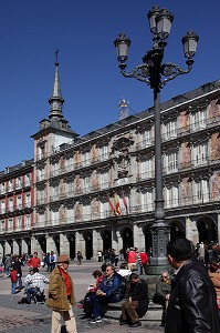 TOURISTES SUR LA PLAZA MAYOR, MADRID, ESPAGNE 