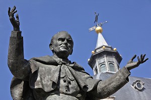 STATUE DU PAPE JEAN-PAUL II DEVANT LA CATHEDRALE DE LA ALMUDENA, MADRID, ESPAGNE 