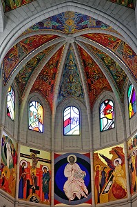 PEINTURE DU CHRIST DE LA BONNE MORT (CRISTO DE LA BUENA MUERTE) ET PLAFOND NEOGOTHIQUE DE LA CATHEDRALE DE LA ALMUDENA CONSTRUITE A PARTIR DE 1883 PAR L'ARCHITECTE FRANCISCO DE CUBAS, MADRID, ESPAGNE 