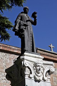STATUE LOPE DE VEGA DEVANT LE MONASTERIO DE LA ENCARNACION (MONASTERE DE L'INCARNATION), MADRID, ESPAGNE 