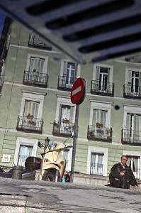 REFLET DANS UNE FLAQUE D'EAU (FACADE D'IMMEUBLE, SENS INTERDIT ET SCOOTER), QUARTIER DE L'OPERA, MADRID, ESPAGNE 