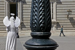 STATUE VIVANTE DEVANT LE PALAIS ROYAL (PALACIO REAL), CALLE BAILEN, MADRID, ESPAGNE 