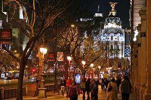 TROTTOIRS DE NUIT DANS LA CALLA ALCALA AVEC IMMEUBLE METROPOLIS SURMONTEE D'UNE STATUE EN BRONZE DU PHENIX, MADRID, ESPAGNE 