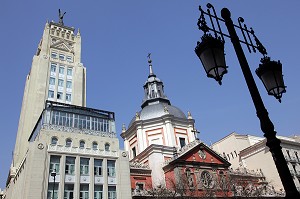 IMMEUBLE EDIFICIO DE LA UNION Y EL FENIX (PHENIX) DE 1828 ET EGLISE DE LAS CALATRAVAS (IGLESIA DE LA REAL CONCEPTION DE CALATRAVA) DE 1670, CALLE ALCALA, MADRID, ESPAGNE 