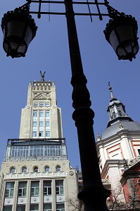 IMMEUBLE EDIFICIO DE LA UNION Y EL FENIX (PHENIX) DE 1828 ET EGLISE DE LAS CALATRAVAS (IGLESIA DE LA REAL CONCEPTION DE CALATRAVA) DE 1670, CALLE ALCALA, MADRID, ESPAGNE 