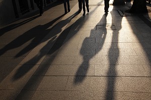 OMBRES DE PERSONNAGES QUI MARCHENT DANS LA RUE, CALLE ALCALA, MADRID, ESPAGNE 