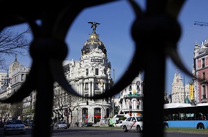 IMMEUBLE METROPOLIS DU DEBUT DU SIECLE SURMONTEE D'UNE STATUE EN BRONZE DU PHENIX, ANGLE DES RUES CALLE ALCALA ET GRAN VIA, MADRID, ESPAGNE 