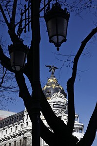 IMMEUBLE METROPOLIS DU DEBUT DU SIECLE SURMONTEE D'UNE STATUE EN BRONZE DU PHENIX, ANGLE DES RUES CALLE ALCALA ET GRAN VIA, MADRID, ESPAGNE 