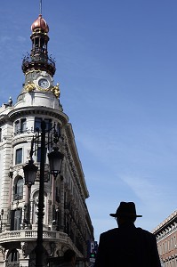 HOMME AU CHAPEAU NOIR DEVANT L'IMMEUBLE DE BUREAUX 'L'EQUITATIVE', SIEGE DE LA BANQUE ESPAGNOLE, BANCO ESPANOL DE CREDITO (BANESTO), CALLE ALCALA, MADRID, ESPAGNE 