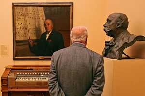 LES TROIS TETES (VISITEUR, SCULPTURE ET TABLEAUX) MUSEE DE L'ACADEMIE ROYALE DES BEAUX-ARTS SAN FERNANDO (MUSEO REAL ACADEMIA DE BELLAS ARTES DE SAN FERNANDO), CALLE ALCALA, MADRID, ESPAGNE 