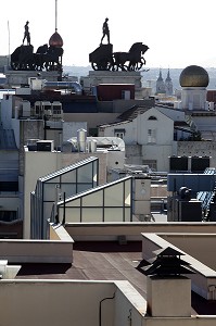 VUE DE LA TERRASSE DU CERCLE DES BEAUX-ARTS, TOITS DE LA VILLE AVEC LES 2 GRANDS CHARS SCULPTES PAR HIGINIO BASTERRA DE L'EDIFICE BBVA DU 16 CALLE ALCARA, MADRID, ESPAGNE 