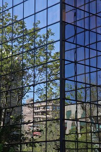 REFLET SUR LES VITRES D'UN IMMEUBLE MODERNE, PASEO DE LA CASTELLANA, MADRID, ESPAGNE 