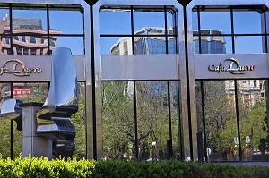 REFLET SUR LES VITRES D'UN IMMEUBLE MODERNE DE LA CAJA DUERO, PASEO DE LA CASTELLANA, MADRID, ESPAGNE 