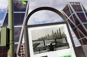 EXPOSITION DE PHOTO DE NEW YORK DEVANT LES TORRES KIO (TOURS PENCHES) PUERTA EUROPA OU PORTE DE L'EUROPE, PLAZA CASTILLA, MADRID, ESPAGNE 