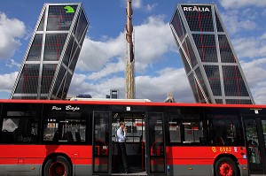 BUS ROUGE ET SON CHAUFFEUR DEVANT LES TORRES KIO (TOURS PENCHES) PUERTA EUROPA OU PORTE DE L'EUROPE, PLAZA CASTILLA, MADRID, ESPAGNE 