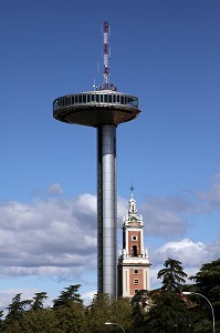 LE PHARE (FARO DE MONCLOA) ET LE DOME DU MUSEO AMERICA (MUSEE DES AMERIQUES), QUARTIER DE MONCLOA, MADRID, ESPAGNE 