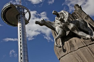 STATUE MONUMENTALE DEVANT LE PHARE DE MONCLOA, MUSEE DE L'AMERIQUE (MUSEO AMERICA), QUARTIER DE MONCLOA, MADRID, ESPAGNE 