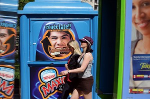 FEMME DEVANT UN KIOSQUE DE MARCHAND DE GLACES, PLACE D'ESPAGNE, PLAZA ESPANA, MADRID, ESPAGNE 