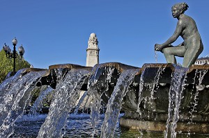 FONTAINE DE LA FEMME NUE DEVANT L'ENSEMBLE ARCHITECTURAL (STATUE EQUESTRE) EN HOMMAGE A MIGUEL DE CERVANTES (AUTEUR DE DON QUICHOTTE), PLACE D'ESPAGNE, PLAZA ESPANA, MADRID, ESPAGNE 