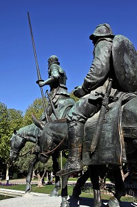 ENSEMBLE ARCHITECTURAL (STATUE EQUESTRE) EN HOMMAGE A MIGUEL DE CERVANTES (AUTEUR DE DON QUICHOTTE), PLACE D'ESPAGNE, PLAZA ESPANA, MADRID, ESPAGNE 