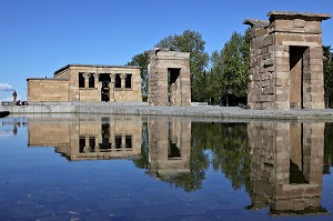 BASSIN DEVANT LE TEMPLE EGYPTIEN DE DEBOD OFFERT PAR L'EGYPTE A LA MAIRIE DE MADRID, PARQUE DE LA MONTANA, MADRID, ESPAGNE 