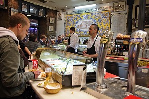 BAR A TAPAS 'EL CASCO VIEJO', PLAZA VASQUEZ DE MELLA, CHUECA, MADRID, ESPAGNE 