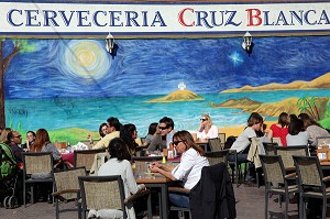 BAR RESTAURANT 'CERVECERIA CRUZ BLANCA', CALLE HORTALEZA ET PLAZA SANTA BARBARA, CHUECA, MADRID, ESPAGNE 