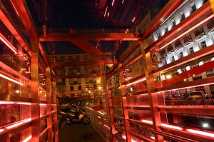 ENTREE DU PARKING DE NUIT SUR LA PLAZA VASQUEZ DE MELLA, CHUECA, MADRID, ESPAGNE 