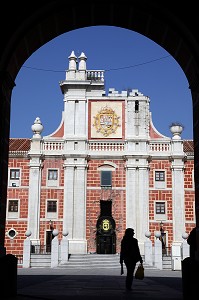 PORCHE ET FACADE DU CENTRO CULTURAL DEL CONDE DUQUE (ANCIENNE CASERNE QUI ABRITENT LE CENTRE CULTUREL ET LES ARCHIVES DE LA VILLE), MADRID, ESPAGNE 