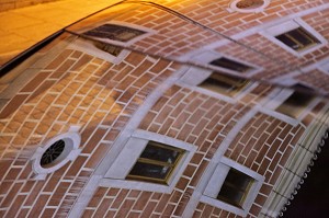 REFLET DE LA FACADE DU CENTRO CULTURAL DEL CONDE DUQUE (ANCIENNE CASERNE QUI ABRITENT LE CENTRE CULTUREL ET LES ARCHIVES DE LA VILLE), MADRID, ESPAGNE 