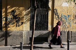 SCENE DE RUE DANS LA CALLE LA PALMA, MALASANA, MADRID, ESPAGNE 