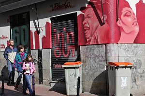 SCENE DE RUE DANS LA CALLE LA PALMA, MALASANA, MADRID, ESPAGNE 