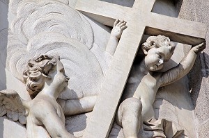 STATUE DES ANGES DE L'EGLISE SANTA BARBARA, CALLE GENERAL CASTANOS, QUARTIER DE CHUECA, MADRID, ESPAGNE 