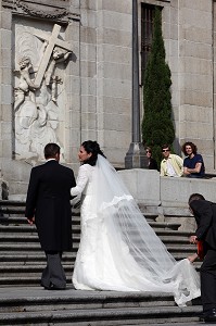 MARIES SUR LES MARCHES DE L'EGLISE SANTA BARBARA, CALLE GENERAL CASTANOS, QUARTIER DE CHUECA, MADRID, ESPAGNE 