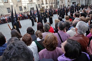 DEFILE DE PENITENTS EN BURE ET CAGOULE NOIRES, PROCESSION DU CHRIST DE LA FOI ET DU PARDON, SEMAINE SAINTE DES FETES DE PAQUES (LA PASSION DU CHRIST), PLACE DE LA MAIRIE (PLAZA DE LA VILLA), MADRID, ESPAGNE 