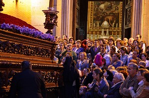 PUBLIC ET TOURISTES DEVANT L'EGLISE, PROCESSION DU CHRIST DE LA FOI ET DU PARDON, SEMAINE SAINTE DES FETES DE PAQUES (LA PASSION DU CHRIST), PLACE DE LA MAIRIE (PLAZA DE LA VILLA), MADRID, ESPAGNE 