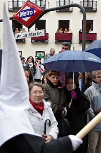 FIDELES ET PUBLIC AU BALCON DEVANT LE METRO ANTON MARTINEZ, PROCESSION DE LA CONFRERIE DE NUESTRA SENORA DE LOS DOLORES (NOTRE-DAME DES DOULEURS), PLAZA MAYOR, MADRID, ESPAGNE 