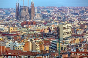 VUE SUR LA VILLE DE BARCELONE ET LA SAGADRA FAMILIA DEPUIS LE PARC GUELL, ESPAGNE 