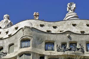 LA CASA MILA EST UN IMMEUBLE RESIDENTIEL DE SIX ETAGES CONSTRUIT PAR ANTONI GAUDI POUR LE FABRICANT DE TISSUS PEDRO MILA.  IL A ETE SURNOMME 'LA PEDRERA'. A L'INTERIEUR DU BATIMENT, UN MUSEE PRESENTE UNE ETUDE DE L'OEUVRE DE GAUDI, BARCELONE, ESPAGNE, EUROPE 